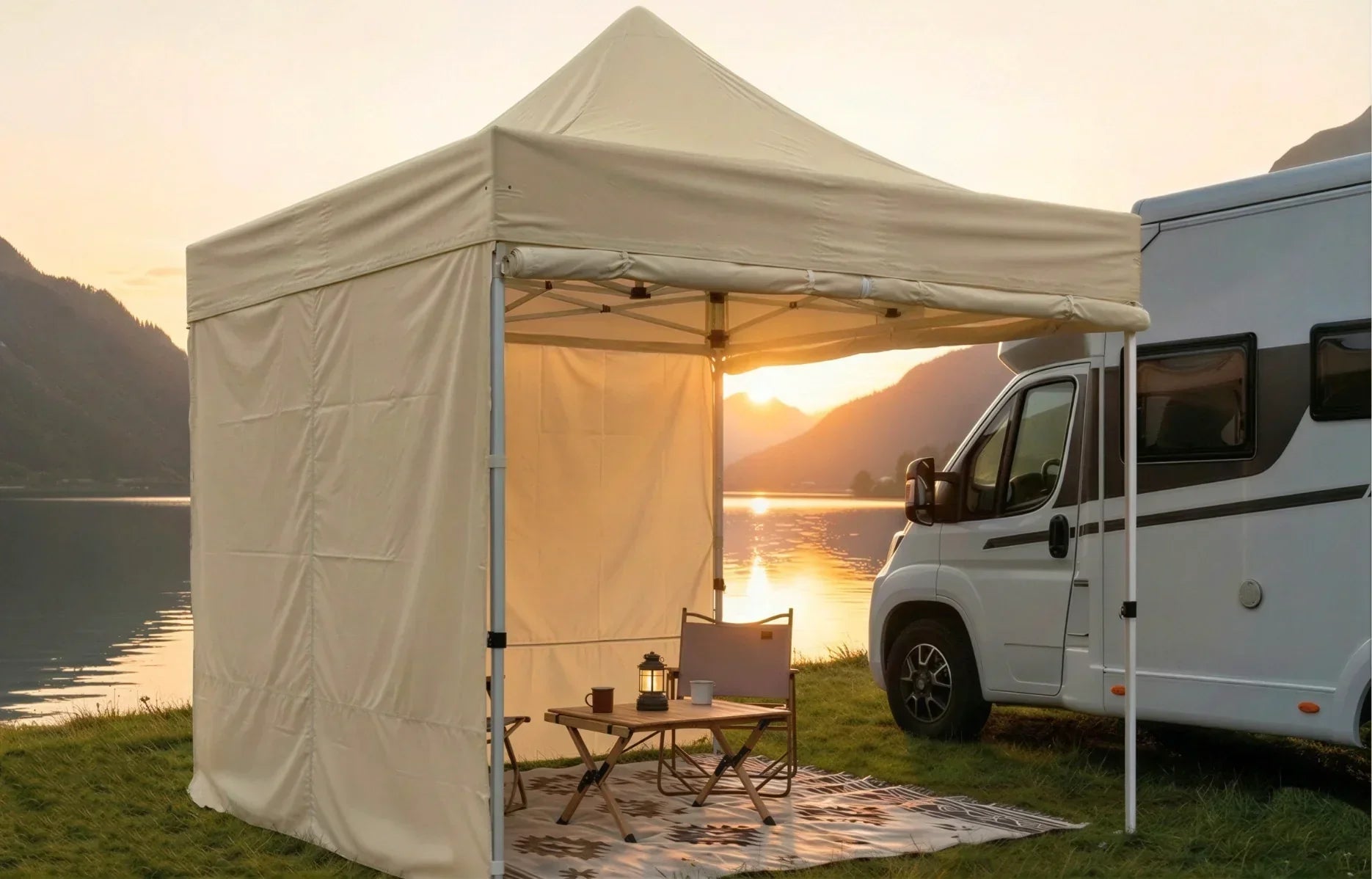 Camping Pavillon neben Wohnwagen im Sonnenuntergang