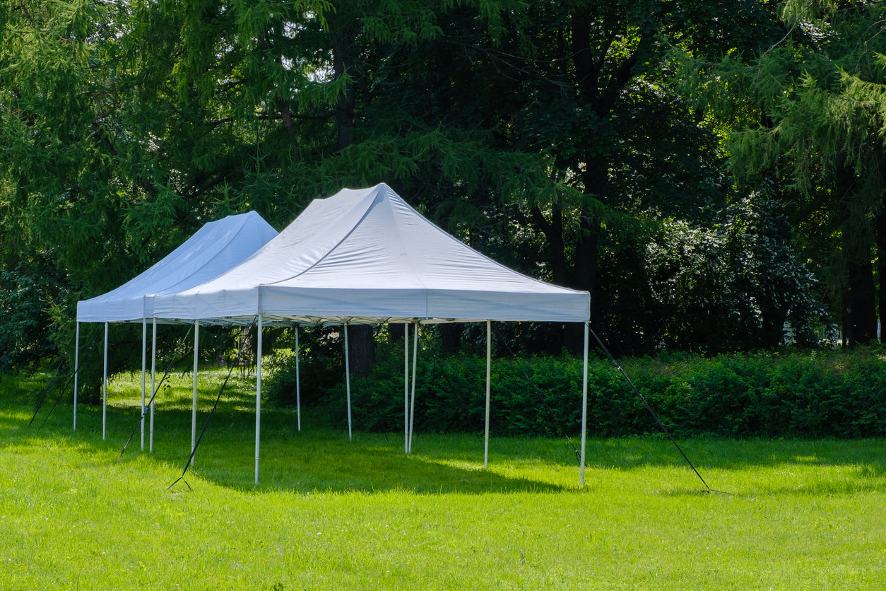 Zwei Faltpavillons auf Wiese gesichert