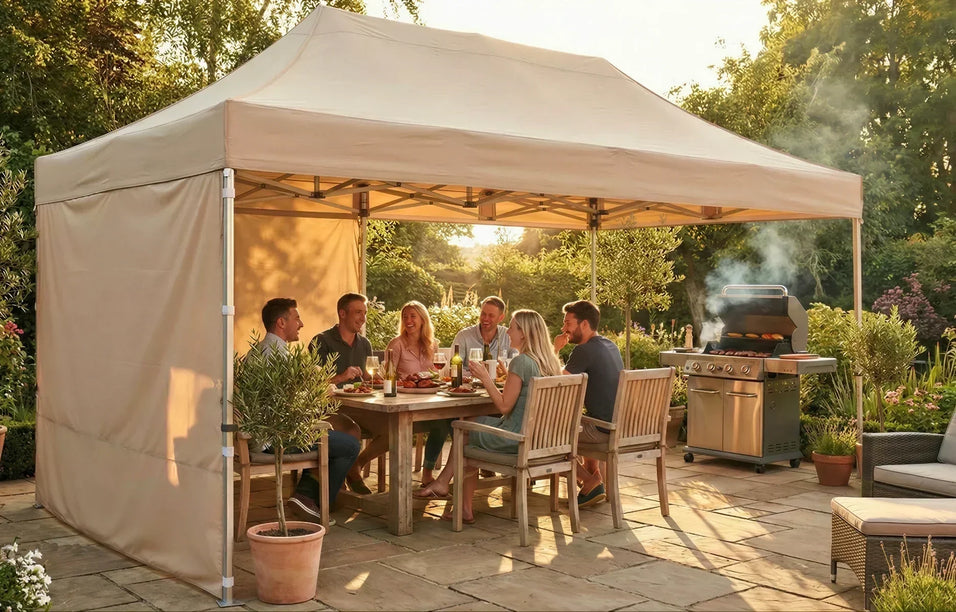 Gartenpavillons auf Terrasse mit Menschen und Essen am Tisch