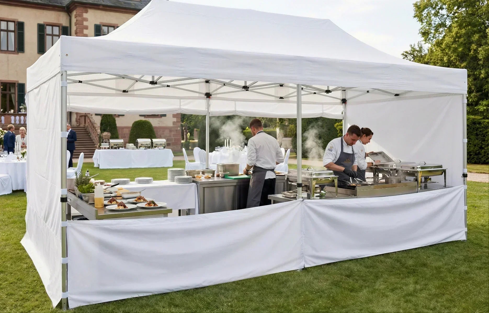 Gastro-Pavillon in weiß auf grüner Wiese mit Köchen