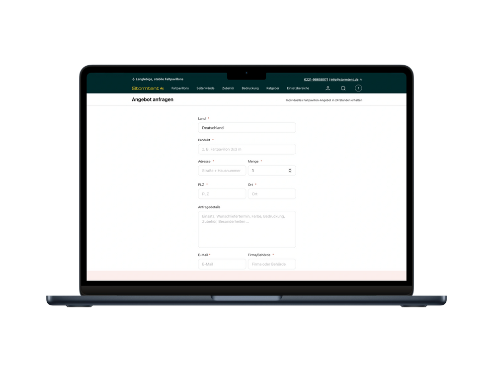 Laptop mit geöffnetem Anfrageformular